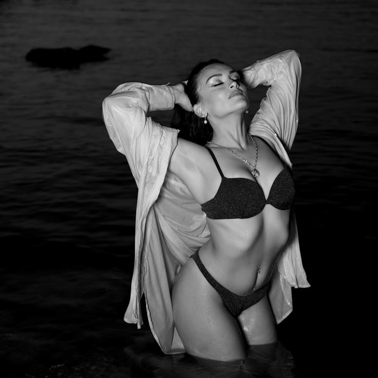 Black and white bikini model photo